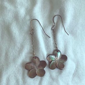 Mother of pearl flower dangling earrings